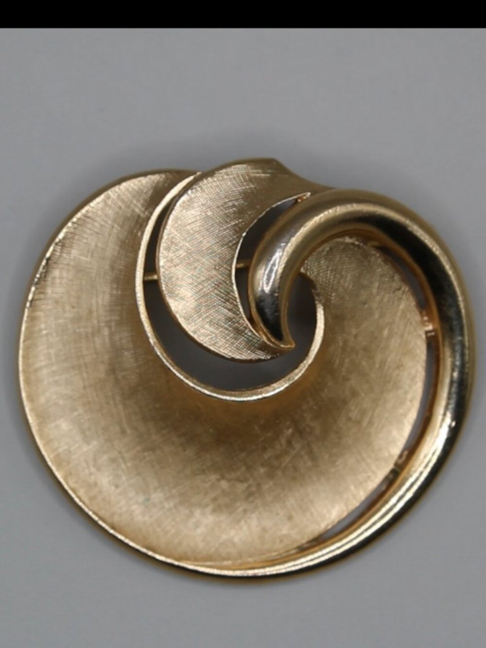 Vintage Crown Trifari Gold Tone Swirl Brooch Brushed Metal Modernist Pin